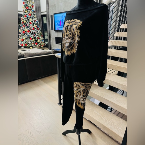 Velvet studded Lion Set in Black and Gold - Picture 4 of 7